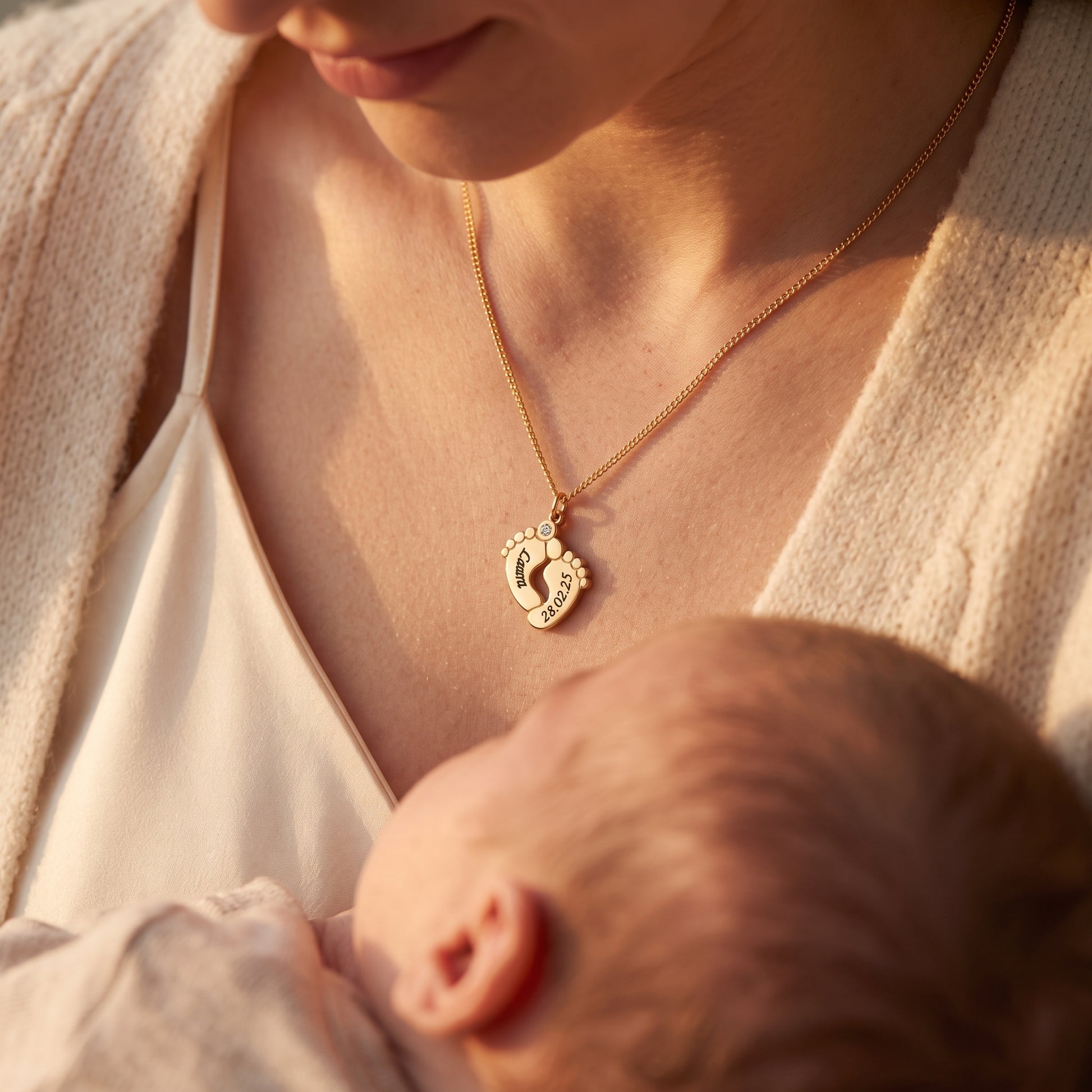SB203-Baby-Fussabdruck-Wearing-gold-3.jpg